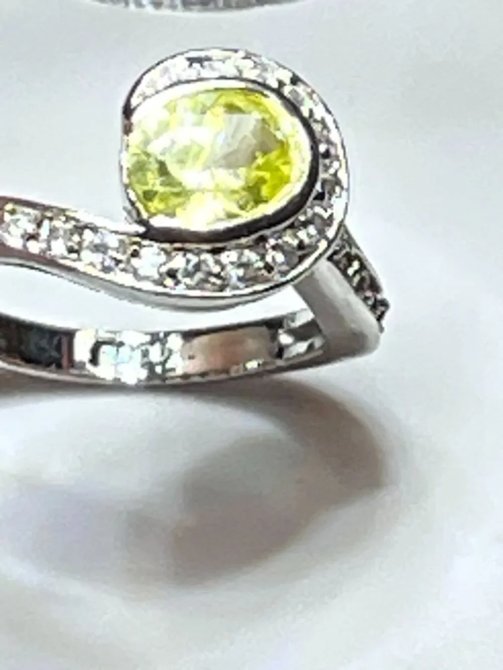 Vintage Y2K EDCO Silver Tone Simulated Peridot & White Crystal Swirl ByPass Ring